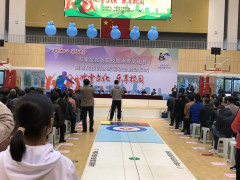 主持人郝子恒同学自信大方的向领导与来宾介绍现代城小学作为全国青少年冰雪运动特色学校